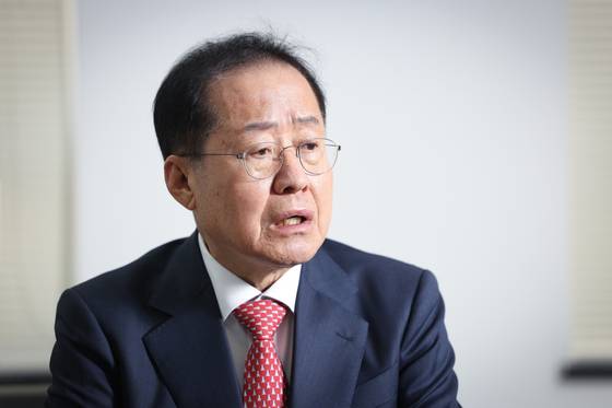 Conservative presidential hopeful Hong Joon-pyo speaks during an interview with the JoongAng Ilbo, an affiliate of the Korea JoongAng Daily, in Yeouido, western Seoul, on April 15. [JUN MIN-KYU]