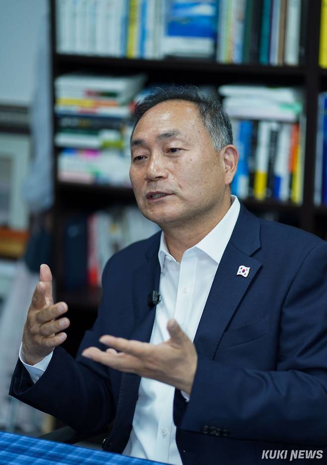 김원이 더불어민주당 의원이 24일 국회의원회관에서 쿠키뉴스와 인터뷰하고 있다. 유희태 기자 &nbsp;