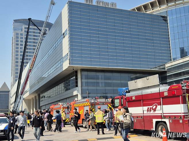 25일 오전 11시30분께 삼성동 코엑스에서 발생한 화재로 119가 출동해 화재진화 작업을 진행하고 있다. 이예솔 기자