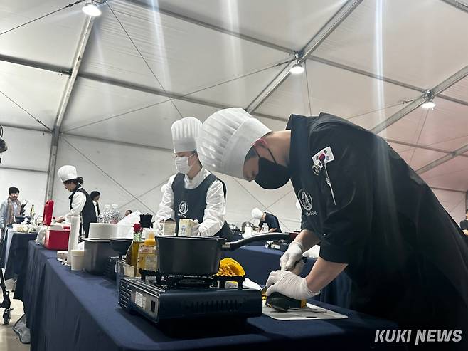 25일 강원 영월군 동강둔치 행사장에서 열린 제58회 단종문화제 궁중음식경연대회 '단종의 미식제'에 참가한 김시우(19·영일고·왼쪽)학생과 최진유(19·신목고)학생이 준비한 요리를 하고 있다.&nbsp;