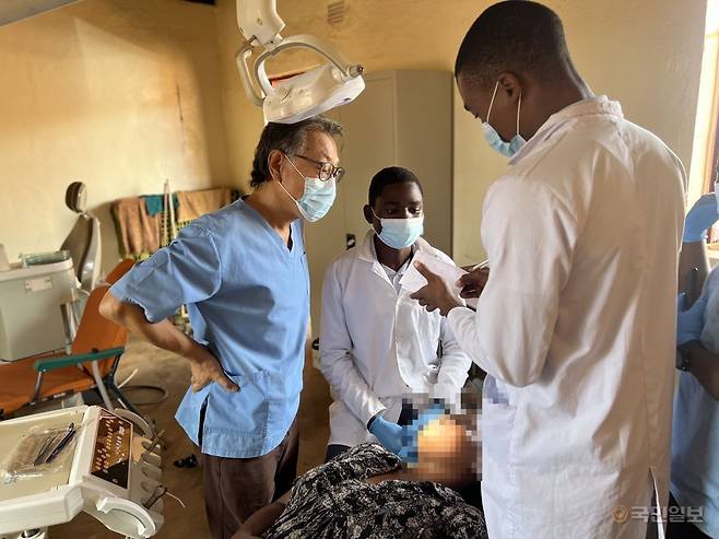 강지헌(왼쪽) 선교사가 이날 난민캠프 내에 마련된 임시 치과 진료소에서 제자들과 함께 진료를 보는 모습.