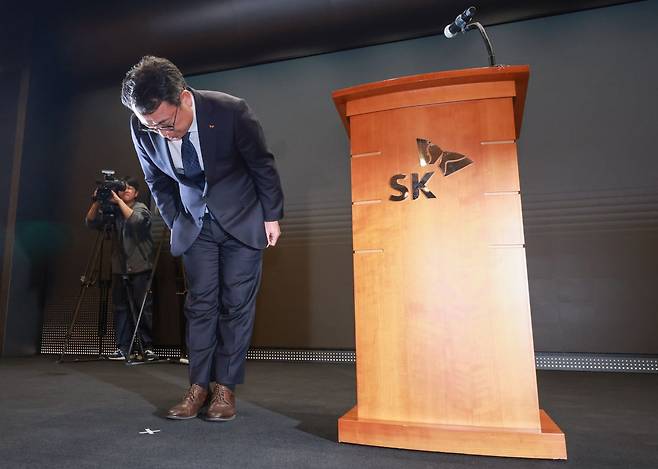 유영상 SK텔레콤 대표이사가 25일 서울 중구 SKT타워에서 SK텔레콤 이용자 유심(USIM) 정보가 해커 공격으로 유출된 것과 관련해 고개 숙여 사과하고 있다. 연합뉴스