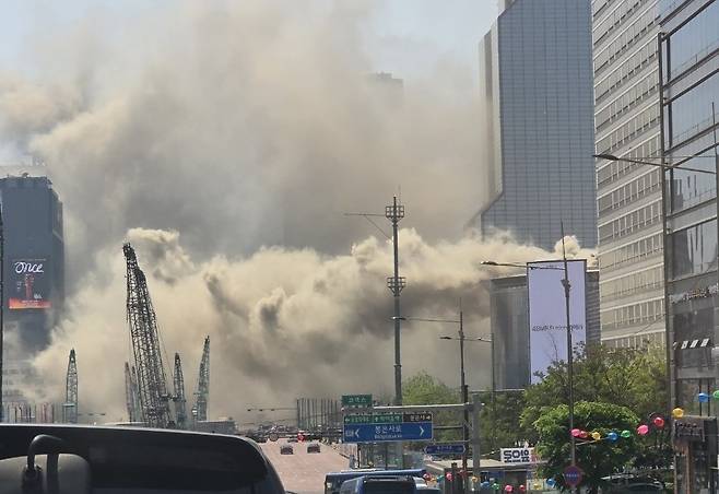 25일 서울 강남구 코엑스 내 입점한 식당에서 화재가 발생해 많은 연기가 나고 있다. 연합뉴스