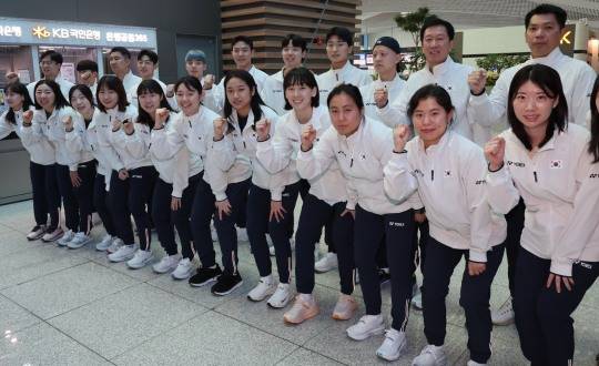 파이팅 외치는 배드민턴 국가대표팀. 사진[연합뉴스]