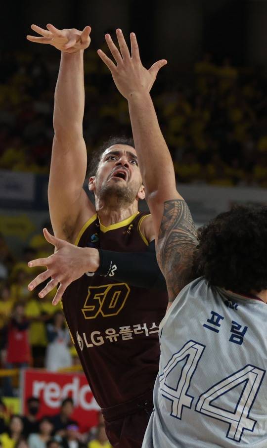 LG 아셈 마레이 '슛'. 사진[연합뉴스]