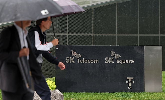 SK텔레콤이 이용자 개인정보에 대한 해킹 공격을 받아 관계 당국이 비상대책반을 구성했다. 서울 중구 SK텔레콤 본사 모습. / 사진 = 연합뉴스