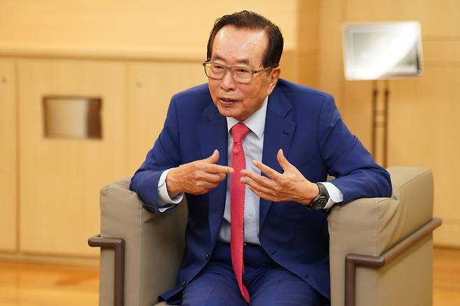 23일 서울 강남 교보타워에서 김재철 동원그룹 명예회장이 자신의 경영에세이 ‘인생의 파도를 넘는 법’ 출간 기념 간담회를 열고, 자신이 걸어온 길 등에 관해 설명하고 있다. <동원그룹>