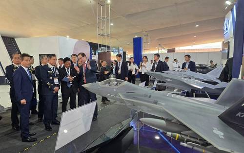 강구영 KAI 사장(왼쪽 네째)이 페루 군 관계자에게 KF-21, 무인기 등 생산제품 모형을 앞에 두고 설명하고 있다. [KAI]