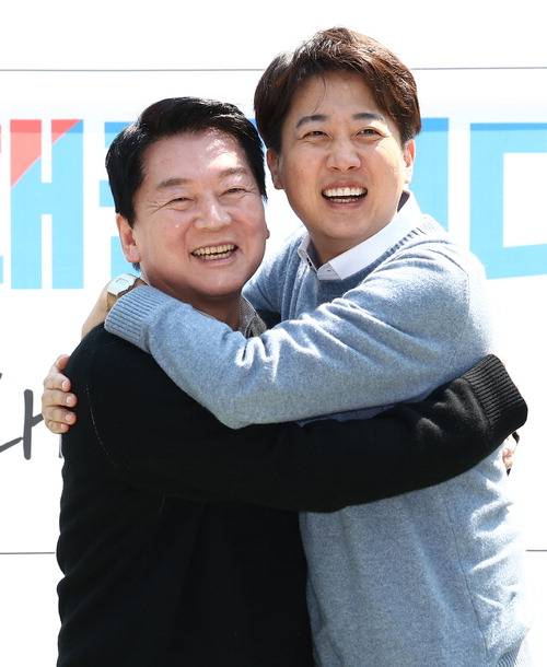 "우리 앙숙 아니에요" 한때 '앙숙'으로 불린 안철수 국민의힘 의원(왼쪽)과 이준석 개혁신당 의원이 25일 판교역 인근 광장에서 열린 AI 토크콘서트에서 포옹하고 있다.  뉴스1