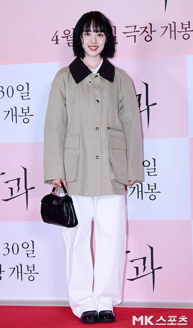 김보라는 베이지 톤의 루즈핏 아우터에 화이트 와이드 팬츠를 매치한 편안하면서도 세련된 룩을 선보였다. 사진=김영구 기자