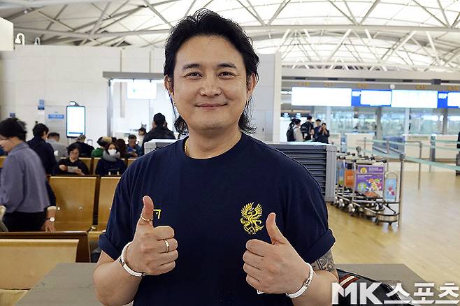 가수 ‘노라조’ 조 빈. 광주 FC의 열혈 팬인 그는 사우디아라비아로 향했다. 아시아축구연맹(AFC) 챔피언스리그 엘리트(ACLE) 8강전 알 힐랄과의 맞대결에 나서는 광주를 응원하기 위해서다. 사진=이근승 기자