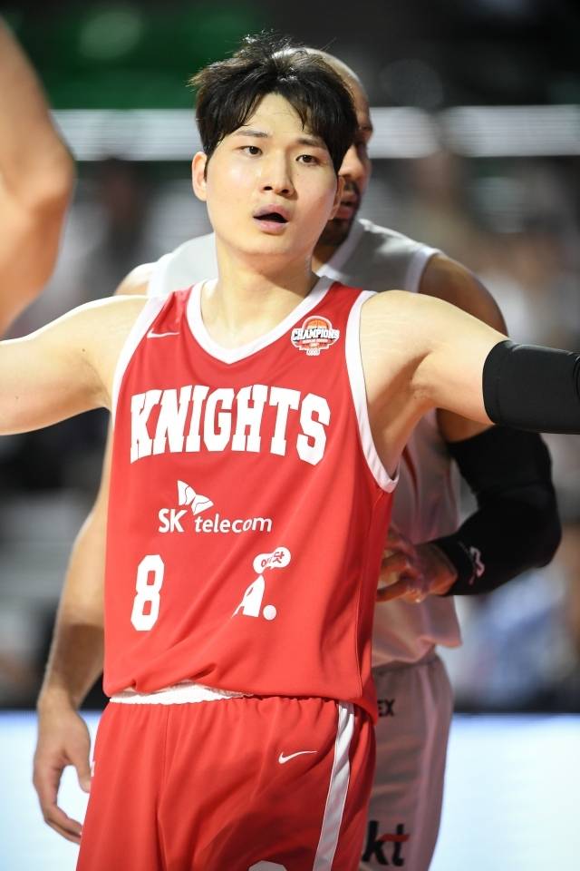 안영준은 18점 5리바운드를 기록, SK의 2연승을 이끌었다. 사진=KBL 제공