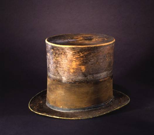 링컨 대통령이 암살당하던 날 포드 극장에 쓰고 갔던 스토브파이프 햇 - 스미스소니언 미국역사박물관 소장.