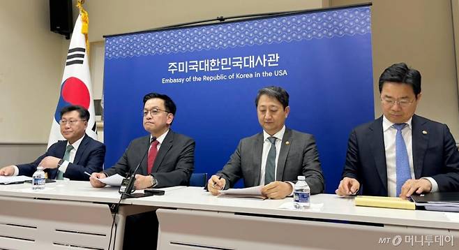 [워싱턴=뉴시스] 이윤희 특파원 = 최상목 부총리 겸 기획재정부 장관이 24일(현지 시간) 미국 워싱턴D.C. 주미대사관에서 안덕근 산업통상자원부 장관과 함께 한-미 2+2 통상협의(Trade Consultation) 관련 합동브리핑을 하고 있다. 2025.04.25.