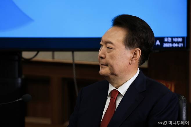 [서울=뉴시스] 사진공동취재단 = 12·3 비상계엄을 선포해 내란 우두머리 혐의로 재판에 넘겨진 윤석열 전 대통령이 21일 오전 서울 서초구 서울중앙지법 417호 법정에 앉아 재판 시작을 기다리고 있다. 2025.04.21. photo@newsis.com /사진=