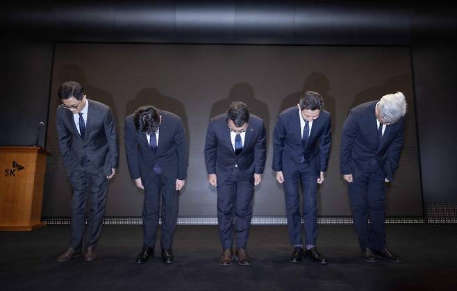 (왼쪽부터) 이종훈 인프라전략본부장, 홍승태 고객가치혁신실장, 유영상 대표, 배병찬 MNO AT본부장, 윤재웅 마케팅전략본부장이 25일 서울 중구 SK텔레콤 사옥에서 열린 '고객 정보 보호조치 강화 관련 설명회'에서 고객을 대상으로 사과 인사를 하고 있다. /사진=SK텔레콤