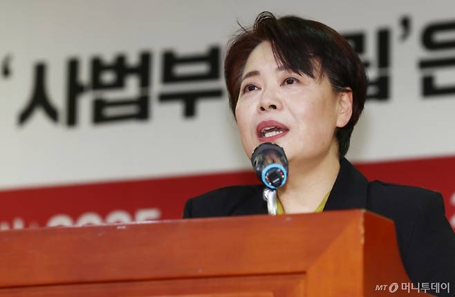 윤희숙 여의도연구원장이 17일 오후 서울 여의도 국회의원회관에서 열린 '창립 30주년 여의도연구원 연속토론회, 국민 위에 군림하는 국가기관 정상인가'에서 인사말을 하고 있다. 2025.2.17/뉴스1 Copyright (C) 뉴스1. All rights reserved. 무단 전재 및 재배포, AI학습 이용 금지. /사진=(서울=뉴스1) 김민지 기자