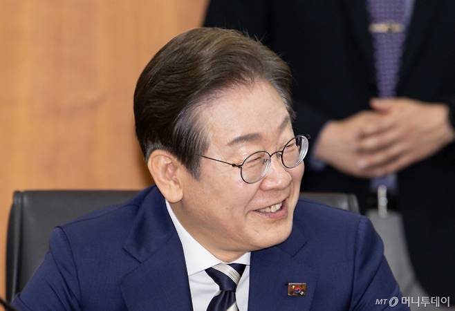 (서울=뉴스1) 이재명 기자 = 이재명 더불어민주당 경선 후보가 21일 오전 서울 여의도 금융투자협회에서 열린 자본시장 활성화를 위한 정책간담회에서 미소를 짓고 있다. 2025.4.21/뉴스1  Copyright (C) 뉴스1. All rights reserved. 무단 전재 및 재배포,  AI학습 이용 금지. /사진=(서울=뉴스1) 이재명 기자