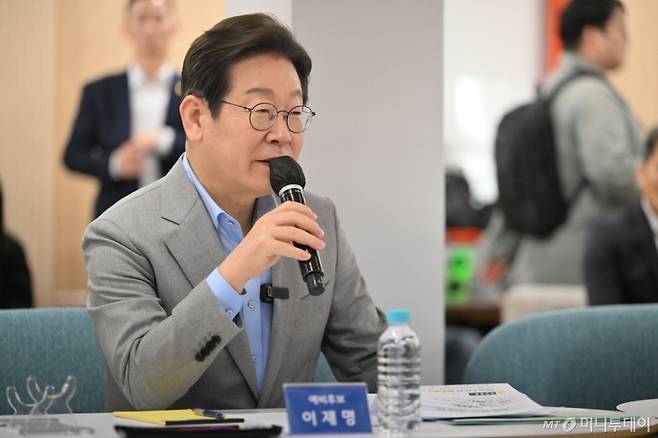 [나주=뉴시스] 이영주 기자 = 이재명 더불어민주당 대선 경선 후보가 25일 오전 전남 나주시 전남농업기술원에서 열리는 '미래농업 전초기지 호남' 농업과학기술 진흥 간담회에 참여해 인사말하고 있다. 2025.04.25. leeyj2578@newsis.com /사진=