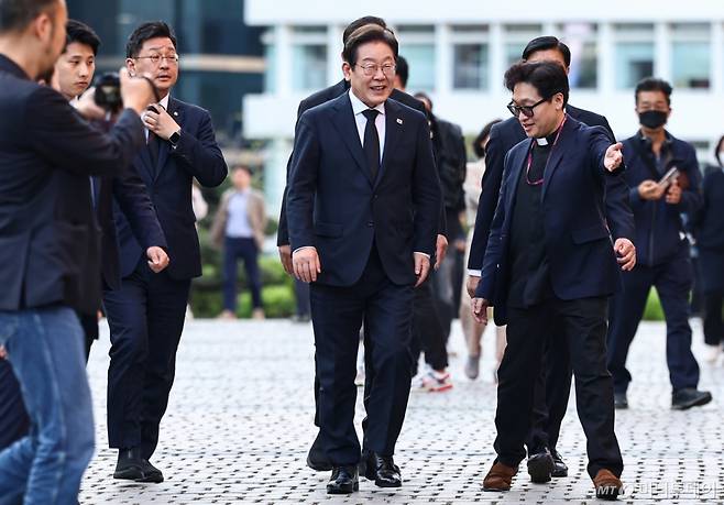 (서울=뉴스1) 김도우 기자 = 이재명 더불어민주당 대선 경선 후보가 23일 서울 명동대성당 지하성당에 마련된 프란치스코 교황 분향소를 찾고 있다. 2025.4.23/뉴스1  Copyright (C) 뉴스1. All rights reserved. 무단 전재 및 재배포,  AI학습 이용 금지. /사진=(서울=뉴스1) 김도우 기자