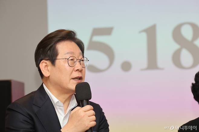 (광주=뉴스1) 김태성 기자 = 이재명 더불어민주당 대선 경선 후보가 24일 광주 전일빌딩245에서 열린 민주주의 간담회에서 인사말을 하고 있다.  2025.4.24/뉴스1  Copyright (C) 뉴스1. All rights reserved. 무단 전재 및 재배포,  AI학습 이용 금지. /사진=(광주=뉴스1) 김태성 기자