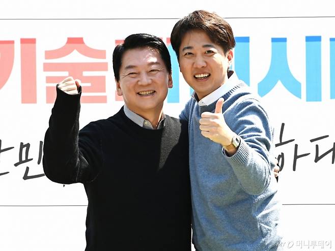 [성남=뉴시스] 김종택 기자 = 안철수 국민의힘 대선 경선 후보와 이준석 개혁신당 대선 후보가 25일 경기 성남시 판교 테크노밸리 광장에서 'AI 과학기술 패권'을 주제로 열린 단비토크에 앞서 포옹하고 있다. 2025.04.25. jtk@newsis.com /사진=김종택