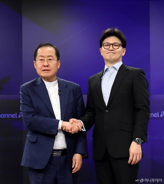 [서울=뉴시스] 국회사진기자단= 25일 오후 종로구 동아미디어센터 채널A스튜디오에서 국민의힘 대선 2차 경선 진출자인 한동훈, 홍준표(왼쪽) 후보가 기념촬영을 하고 있다. 일대일 맞수 토론은 2차경선 진출자 4명이 일대일 맞수토론 형식으로 진행된다. 2025.04.25. photo@newsis.com /사진=