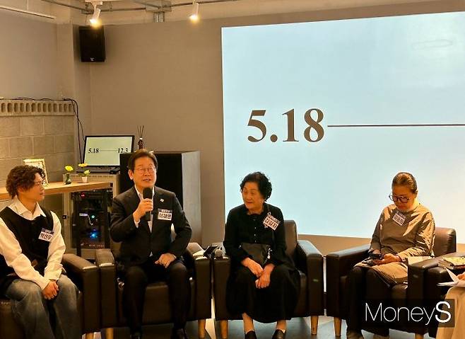 이재명 후보는 12·3 비상계엄 사태 당시 시민들의 자발적인 저항과 대응이 민주주의를 지켜낸 또 하나의 역사였다고 강조했다.사진은 24일 오후 광주 동구 전일빌딩 245에서 이재명 더불어민주당 대선 경선 후보(왼쪽에서 2번째)가 '대한민국 민주화를 이끈 시민들'을 주제로 열린 간담회에서 발언하는 모습. /사진=김성아 기자