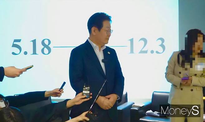 간담회를 마친 뒤 취재진과 만난 자리에서도 이 후보는 5·18 정신의 헌법 전문 수록 필요성과 헌법 개정의 필요성을 재차 강조했다. 사진은 이재명 더불어민주당 경선 후보가 기자들의 질문에 답하는 모습. /사진=김성아 기자