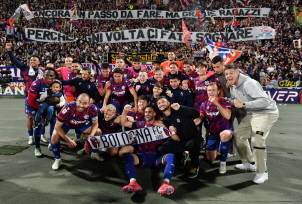 볼로냐 선수단이 25일(한국시간) 이탈리아 볼로냐의 레나토 달라라 경기장에서 열린 이탈리아컵 4강 2차전에서 승리한 뒤 결승 진출을 자축하고 있다. 로이터 연합뉴스