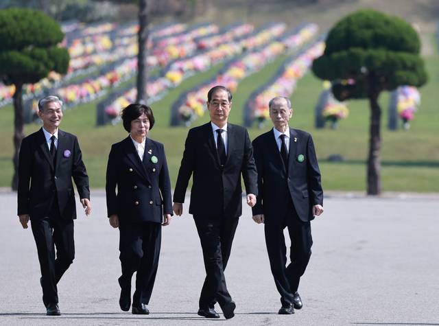 韓대행 ‘순직의무군경의 날’ 기념식 참석 한덕수 대통령 권한대행 국무총리가 25일 오전 국립대전현충원에서 열린 ‘제2회 순직의무군경의 날’ 기념식에 참석하고 있다. 연합뉴스