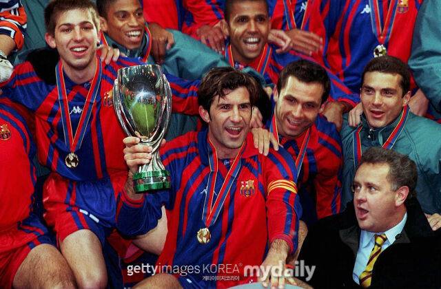 바르셀로나 주장으로 트로피를 들어 올리는 루이스 피구. /게티이미지코리아