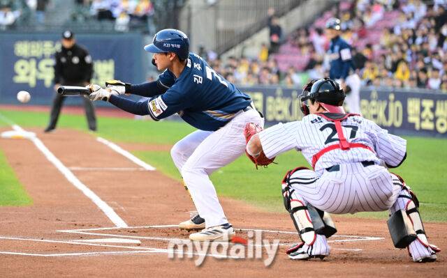 2025년 4월 24일 오후 서울 잠실구장에 진행된 '2025 신한 SOL뱅크 KBO 리그' NC 다이노스와 LG 트윈스의 경기.NC 김주원이 1회초 무사 1루서 번트를 성공하고 있다./잠실=유진형 기자