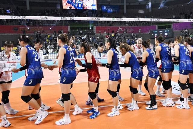 경기 후 악수를 하고 있는 한국 올스타와 태국 올스타. / 한국배구연맹(KOVO)