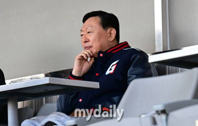 2025년 4월 25일 오후 서울 잠실구장에 진행된 '2025 신한 SOL뱅크 KBO 리그' 롯데 자이언츠와 두산 베어스의 경기.롯데 신동빈 회장이 경기를 지켜보고 있다./잠실=유진형 기자