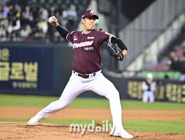 2일 서울 잠실야구장에서 열린 '2025 신한 SOL BANK KBO리그' 키움 히어로즈와 두산 베어스 경기. 키움 김선기가 6회말 2사 1-2루에 교체되 마운드 올라 힘차게 투구하고 있다./마이데일리