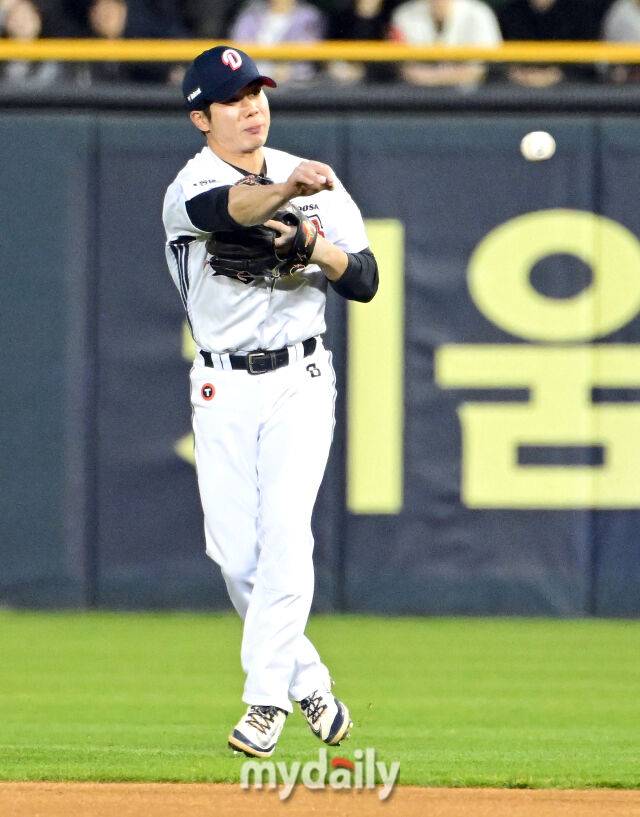 2025년 4월 25일 오후 서울 잠실구장에 진행된 '2025 신한 SOL뱅크 KBO 리그' 롯데 자이언츠와 두산 베어스의 경기.두산 2루수 오명진이 4회초 1사 후 롯데 전민재의 타구를 잡고 1루 송구 실책을 하고 있다./잠실=유진형 기자