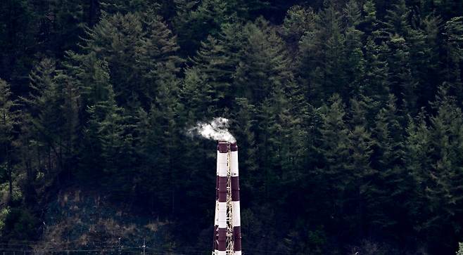 24일 오전 영풍 석포제련소 1공장 굴뚝에 연기가 피어오르고 있다. 봉화=임세준 기자