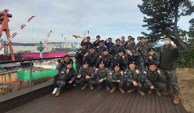 울산시는 울산 전입 군인들에게 울산의 좋은 이미지 각인하는 ‘울산도시관광’ 프로그램을 운영하고 있다. 사진은 육군 제7765부대 장병들이 울산시의 ‘울산 시티투어’ 프로그램에 참가해 HD현대중공업을 방문한 모습. [울산시 제공]