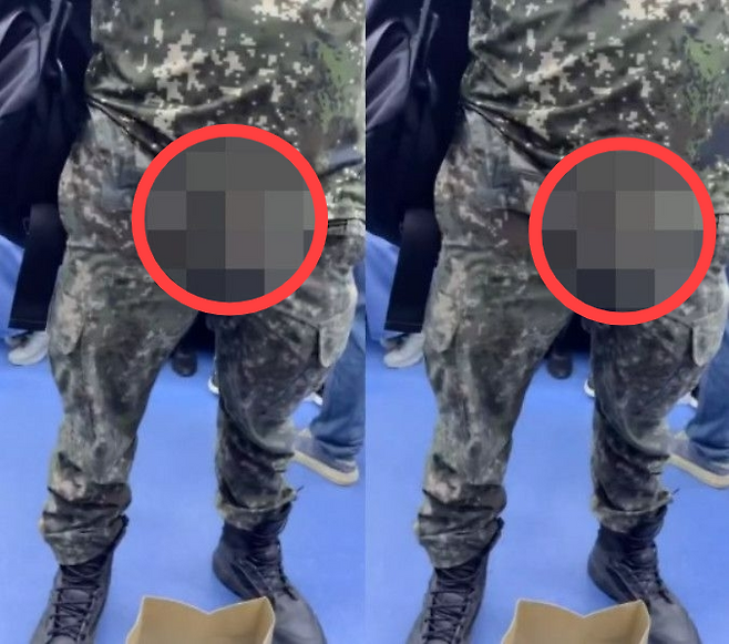 지난 19일 오후 서울지하철 신분당선 열차 안에서 군복을 입은 남성이 신체 주요 부위를 노출한 모습. 노출된 부위는 모자이크 처리. [X·옛 트위터]
