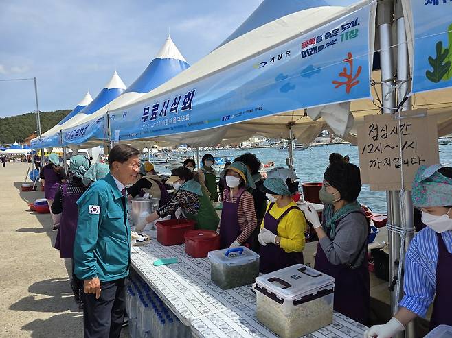 정종복 부산 기장군수가 지난 19일 기장미역다시마축제에서 참여자들과 만나 인사를 나누고 있다. [기장군 제공]