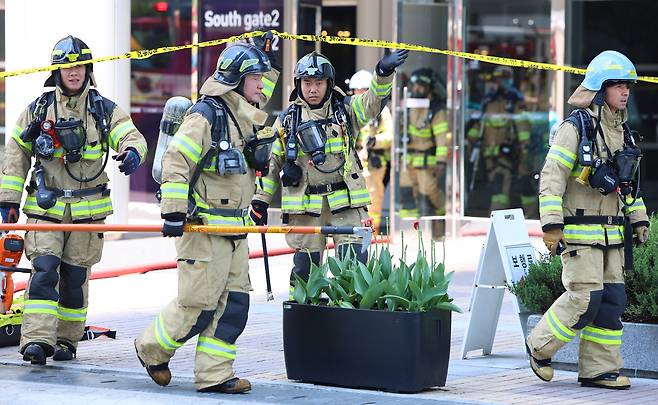 25일 건물 내 입점 음식점에서 화재가 발생한 서울 강남구 코엑스에서 소방대원들이 진화작업을 마치고 건물을 나서고 있다. [연합]