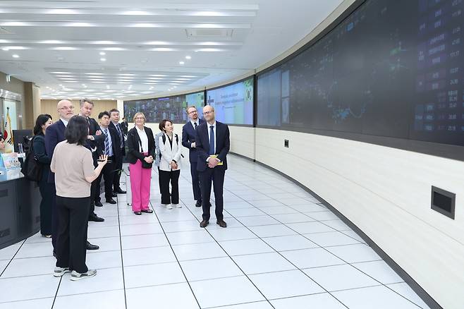 핀란드 외교대표단이 25일 한국수자원공사 한강유역본부 물종합상황실을 방문해 물관리 시스템을 견학하고 있다.[한국수자원공사 제공]