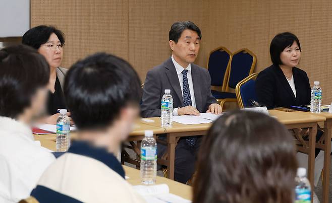 [서울=뉴시스] 홍효식 기자 = 이주호 사회부총리 겸 교육부 장관이 지난 22일 서울 강남구 한국과학기술회관에서 열린 의대교육 정상화를 위한 의과대학 학생 간담회'에서 발언하는 모습. (사진=교육부 제공) 2025.04.22. photo@newsis.com *재판매 및 DB 금지