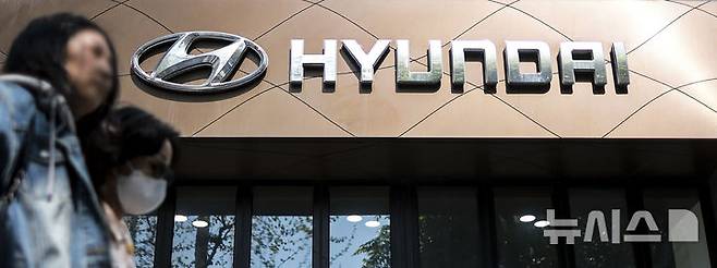 [서울=뉴시스] 정병혁 기자 = 24일 서울 강남구 현대자동차 대리점 앞에서 시민들이 이동하고 있다. 현대차가 24일 올해 1분기 연결기준 잠정 실적을 발표했다. 공시에 따르면 현대차 1분기 매출은 44조4077억원으로 전년 동기(40조6585억원) 대비 9.2% 증가했다. 영업이익은 3634억원으로 전년 동기보다 2.1% 증가했다. 2025.04.24. jhope@newsis.com