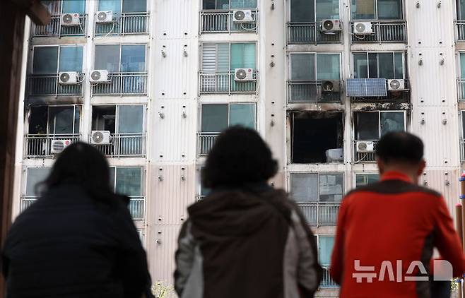 [서울=뉴시스] 홍효식 기자 = 21일 서울 관악구 봉천동의 한 아파트에서 화재가 발생해 주민들이 해당 층을 바라보고 있다. 2025.04.21. yesphoto@newsis.com