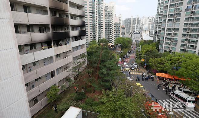 [서울=뉴시스] 홍효식 기자 = 21일 서울 관악구 봉천동의 한 아파트에서 화재가 발생해 소방대원 및 경찰들이 현장 감식을 하고 있다. 2025.04.21. yesphoto@newsis.com