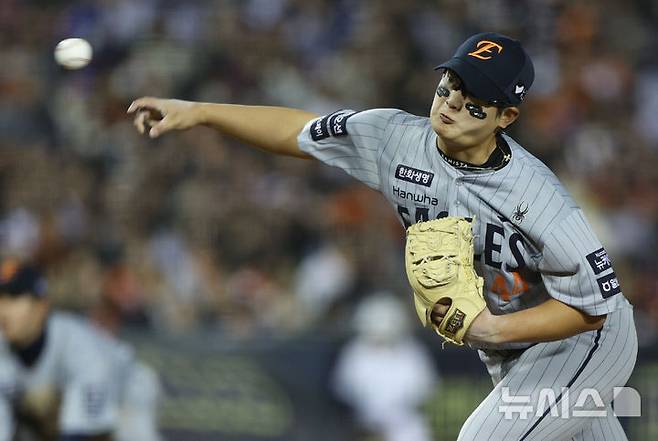 [서울=뉴시스] 고범준 기자 = 지난 8일 서울 송파구 잠실야구장에서 열린 2025 KBO리그 한화 이글스와 두산 베어스의 경기, 9회말 한화 김서현이 역투하고 있다. 2025.04.08. bjko@newsis.com