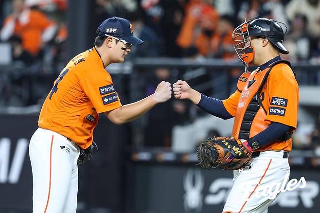 [서울=뉴시스] 프로야구 한화 이글스 김서현(왼쪽)이 지난 8일 대전 한화생명볼파크에서 열린 2025 신한 쏠뱅크 KBO리그 KIA 타이거즈와의 경기를 승리로 마친 뒤 이재원과 세리머니를 펼치고 있다. (사진=한화 이글스 제공) 2025.04.13. *재판매 및 DB 금지