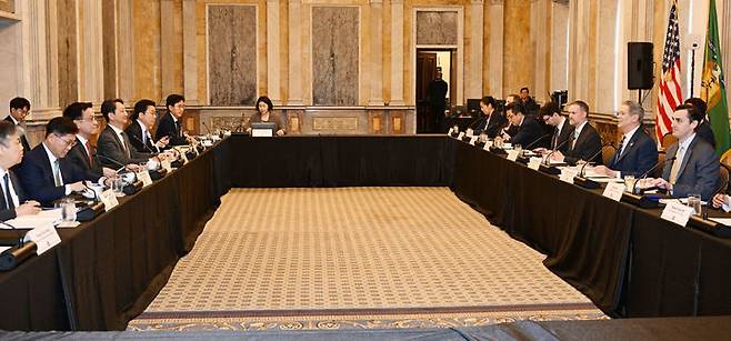 [서울=뉴시스] 김금보 기자 = 미국 백악관 '에너지 지배위원회(이하 위원회)'는 한국과 일본에게 수 주 내에 알래스카산 액화천연가스(LNG) 구매 계획을 공식적으로 약속할 것을 압박하고 있다고 뉴욕타임스(NYT)가 24일(현지 시간) 보도했다. 사진은 최상목 경제부총리 겸 기획재정부 장관과 안덕근 산업통상자원부 장관이 24일 미국 워성턴D.C. 재무부에서 열린 '한-미 2+2 통상협의(Trade Consultation)'에서 스콧 베센트 미국재무장관, 제이미슨 그리어 미국무역대표부(USTR) 대표와 회의를 하고 있는 모습. (사진=기재부 제공) 2025.04.25. photo@newsis.com *재판매 및 DB 금지